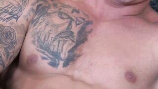 Tattooed soldier hunk Kevin Daniels enjoys his wanking off