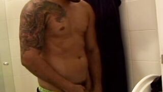 Inked buff gay from Brazil jerks off rough while showering