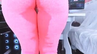 Bubble Butt PAWG Soccer Mom Soaks Yoga Pants In Squirt