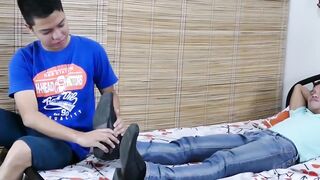 Asian twinks Arjo and Alex sucking feet before bareback