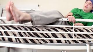 Twink touches his friends toes before they both jerk off