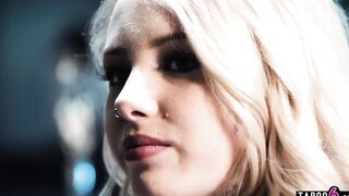 Naive innocent teenie blonde groupie Dixie Lynn banged! by the solo artist