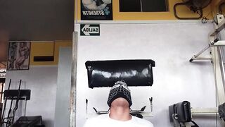 LA HOT COACH SOMETE A SU ALUMNO EN EL GYM  Y LO AHOGA CON SUS TIJERAS