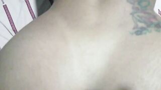 Depois de dois anos, eu finalmente realizei o sonho do meu melhor amigo, deixá-lo foder minha bunda grande depois de comer um o rabo