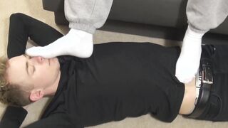 Twink forces his gay to worship his feet before drilling him