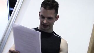 Twink uses kinky flashlight while jerking off his thick cock
