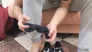 Young dude sucks his toes before covering them with his load