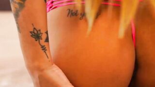 Tattooed beautiful babe Allesia Luna plays with her pussy