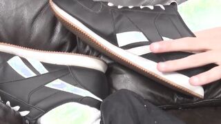 Moonek Sneaker licking his feet and jerks off before cumshot