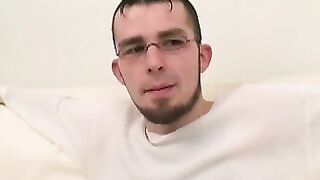 Scruffy amateur homosexual beating his meat with virility