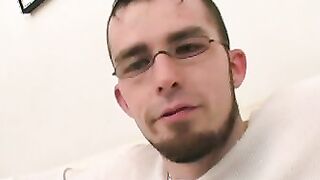 Scruffy amateur homosexual beating his meat with virility