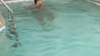 Muscle dude Roger seduces his fans in a naked warm up