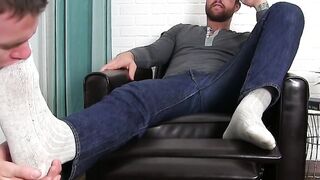 Gorgeous Beau Reed gets the feet licking of his life