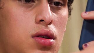 Sexy twink Tommy Ameal masturbates in intense and sexy solo