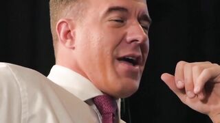 Financial specialist gets a wet penis massage prior to fucking his man