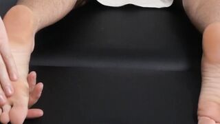 Tattooed stud receives handjob after a sensual massage