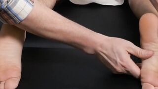 Tattooed stud receives handjob after a sensual massage