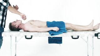 Muscular stud sucks dick after giving a sensual massage