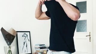 Muscular jock shows his sweet inked body and jerks off