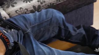 Twink with a tan shows off his feet and masturbates on cam