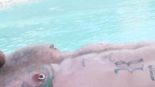 Tattoed hunk Derek Parker enjoys sucking from Josh Stone