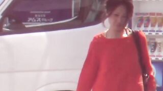 Japanese women can't fight the urge to piss on the streets