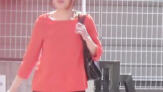 Japanese women can't fight the urge to piss on the streets