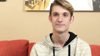 Twink beauty Chris Tucker wanks off hard after interview