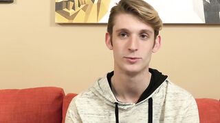 Twink beauty Chris Tucker wanks off hard after interview