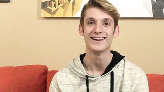 Twink beauty Chris Tucker wanks off hard after interview