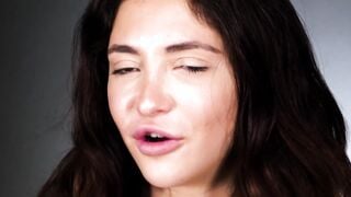 Teen masturbates with vibrator until she cums