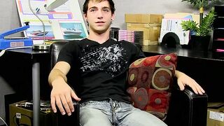 Amateur homo Kevin Grover shows off assets before wank off
