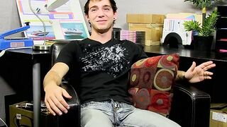 Amateur homo Kevin Grover shows off assets before wank off