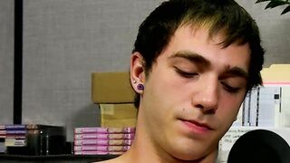 Amateur homo Kevin Grover shows off assets before wank off