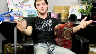 Amateur homo Kevin Grover shows off assets before wank off