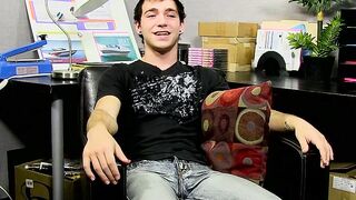 Amateur homo Kevin Grover shows off assets before wank off