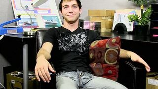 Amateur homo Kevin Grover shows off assets before wank off