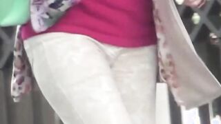 Japanese voyeur tapes babes peeing with secret camera