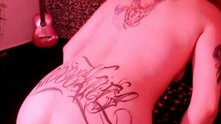 ruiva tatuada em fetiche de óleo e fumaça