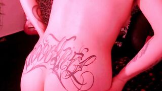 ruiva tatuada em fetiche de óleo e fumaça