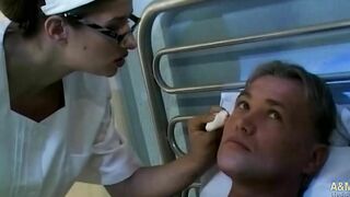 En este hospital, ni pandemias ni hostias, solo piensan en follar.