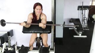 ENTRENAMIENTO CALIENTE  DE BÍCEPS  DE LA  ESCULTURAL DIOSA cougar