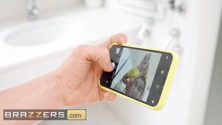 Brazzers - Jordi Stumbles upon Blondie Fesser & her Filthy Hobby & she Decides to Fucked his Long Penis