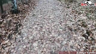 Deutsche amateur cougar mit Brille bekommt cumshot im Wald