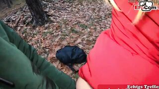 Deutsche amateur cougar mit Brille bekommt cumshot im Wald