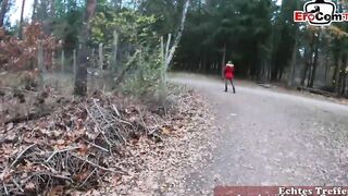 Deutsche amateur cougar mit Brille bekommt cumshot im Wald