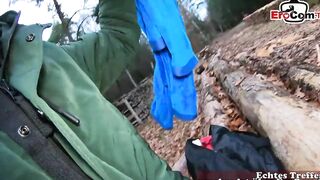 Deutsche amateur cougar mit Brille bekommt cumshot im Wald