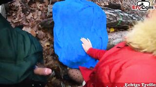 Deutsche amateur cougar mit Brille bekommt cumshot im Wald