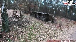 Deutsche amateur cougar mit Brille bekommt cumshot im Wald