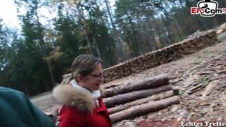 Deutsche amateur cougar mit Brille bekommt cumshot im Wald